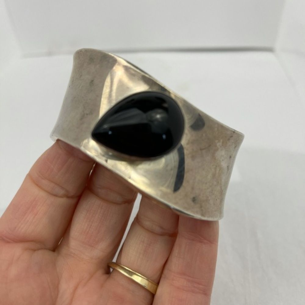 Vintage Navajo RM solid sterling silver and black onyx bracelet.